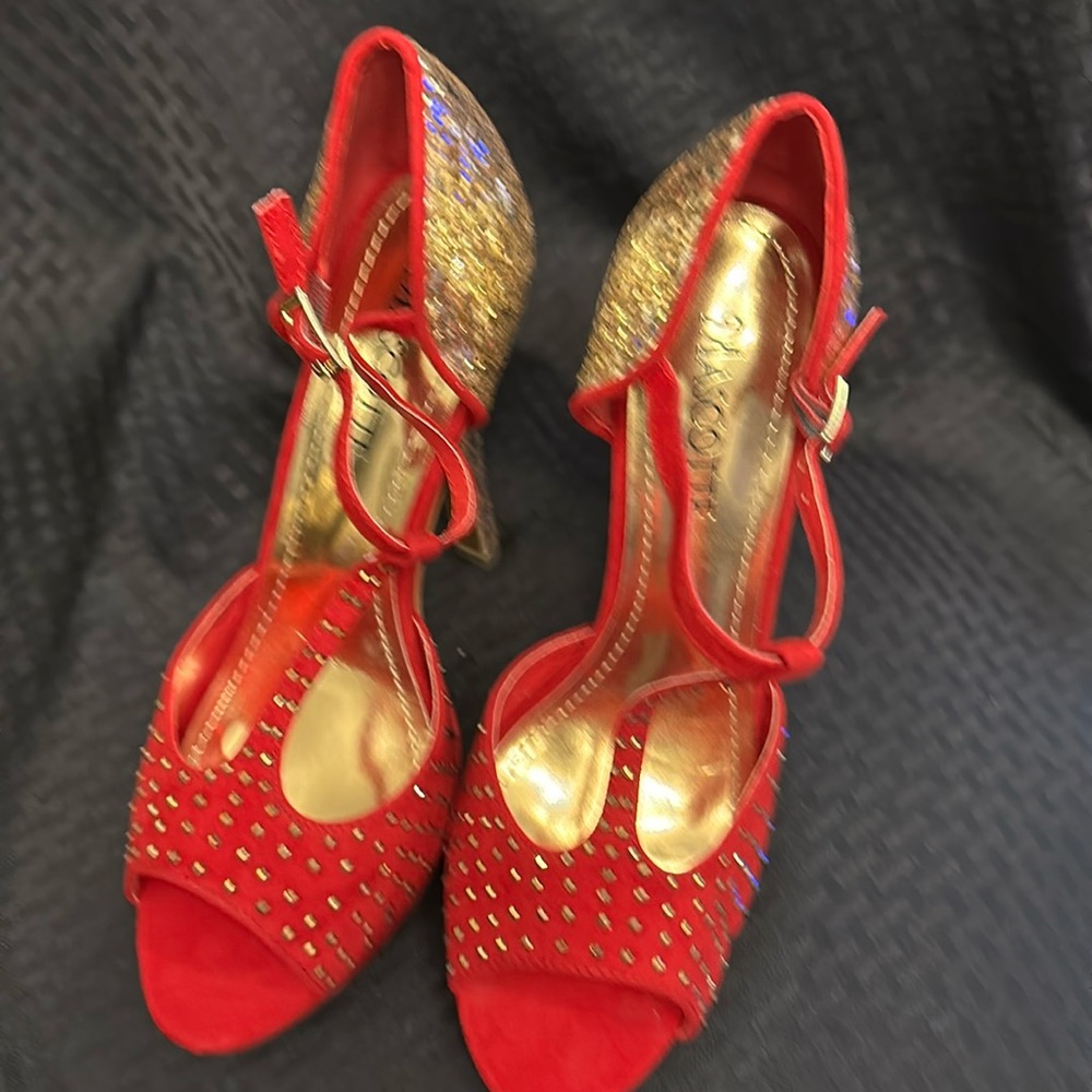 Mascotte Red & Gold 5.5” Heel. Size 10